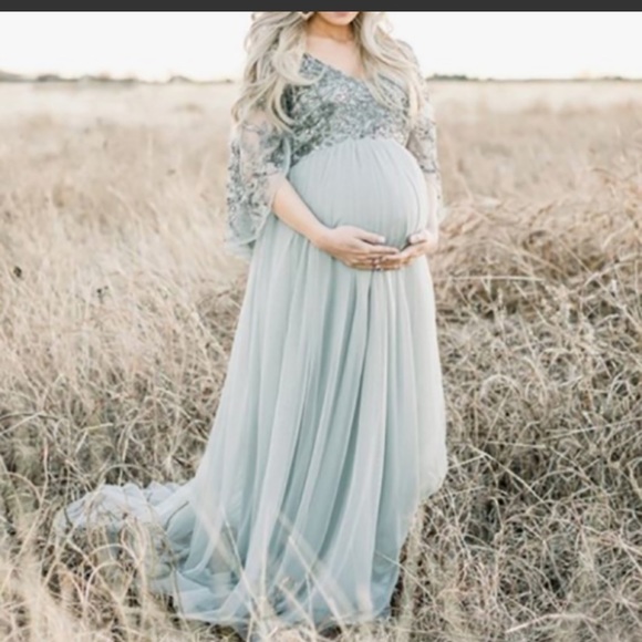 Maternity dresses for photoshoot never worn - Picture 3 of 3